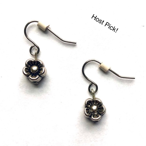 Jewelry - Flower Earrings NEW